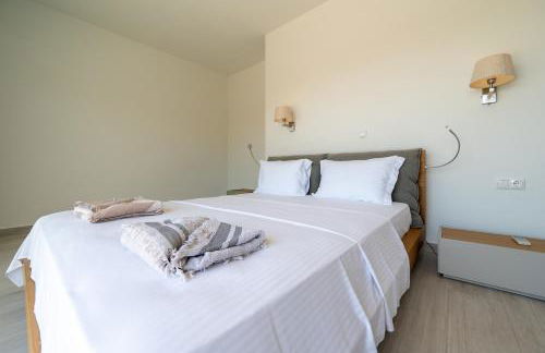 Villa & Stone House with Pool, 10 Mins to Skala Eressos Beach - Foto 59