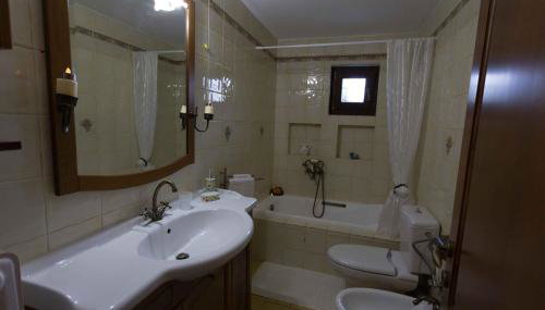 Tranquil Infinity Pool Getaway (private jacuzzi and steam bath, pool, garden, sea and city views) - Foto 5, towels, Shower