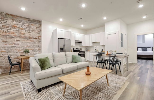 Roami at The Churchill - Photo 38