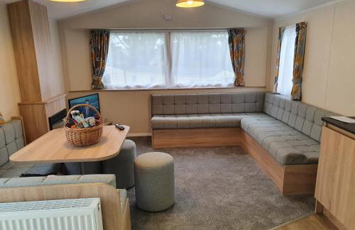 Cozy 3 bedroom Caravan, Sleeps 8, at Parkdean Newquay Holiday Park - Foto 14