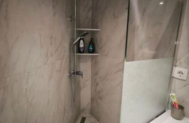 Floral Home 2 - 1st floor apt with private parking! - Photo 19