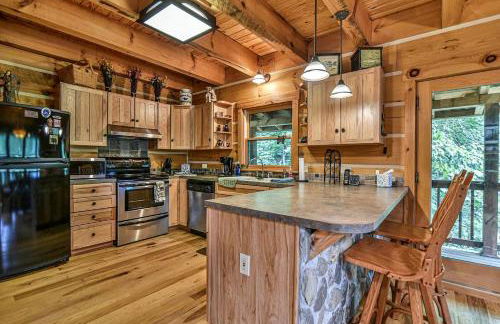 Stunning Mountain Cabin with Hot Tub and Game Room Near Asheville in Old Fort, NC - Foto 7