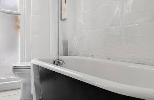 Bourbon-themed home w arcade & hot tub for groups - Foto 64