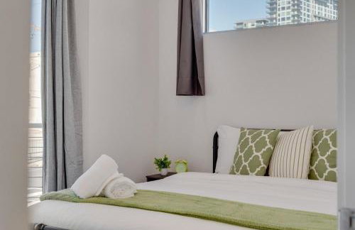 Urban 2BR I Free Parking I King Bed I Workspace - Foto 6