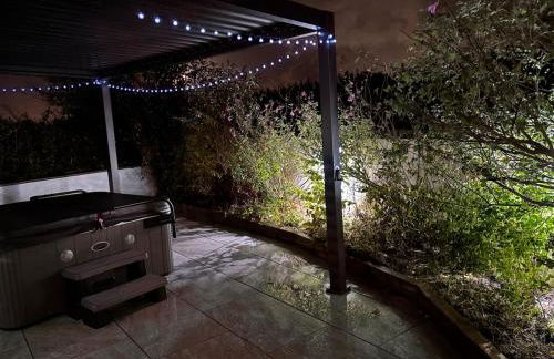 Little Woodlands Chalet with Private Garden & Hot Tub - Foto 80