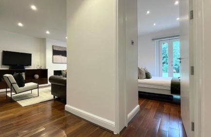 Minimal Designer Home with a Beautiful Garden - Foto 23