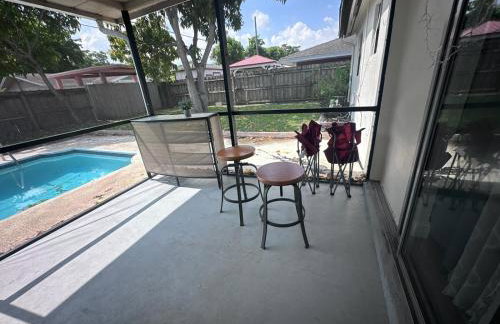 Whole House+Renovated+Pool+Lanai+BBQ+Close to All - Foto 42