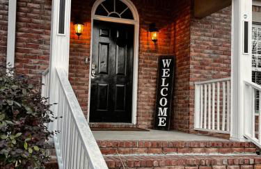 Private Fenced Yard • Sleeps 10 • Mins to Malls - Foto 42