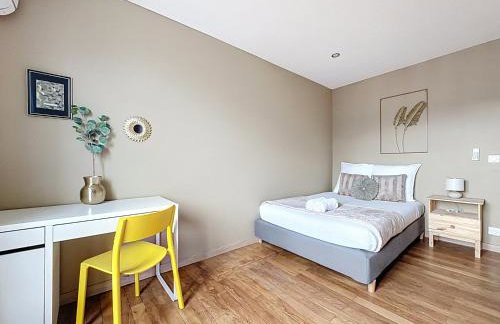 Le Baron Rouge - T4 Élégant & Spacieux - Parking Privé - 6 personnes - Climatisation - Centre ville de Saint-Etienne - Foto 6