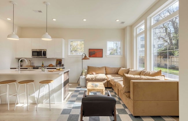 The Stage by Avantstay Chic 4bdr w/ Covered Balcony Modern + Newly Built - Photo 1