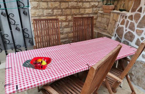 Apartment Alena with terrace and garden Center Jelsa - Photo 8