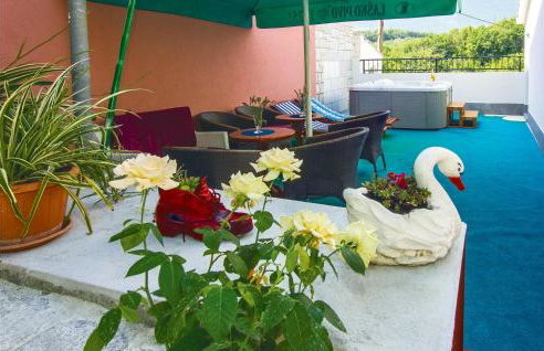 Three-Bedroom Apartment In Ostrvica - Photo 16