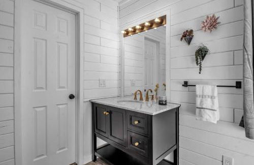 Modern Townhome with Decks Fireplace & Mountain Views - Foto 9