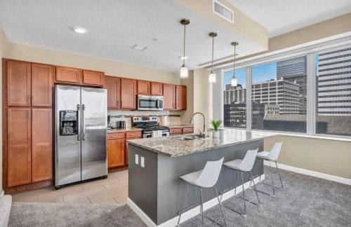 Luxury Condo w/ Lake Views! Center of Downtown - Foto 4