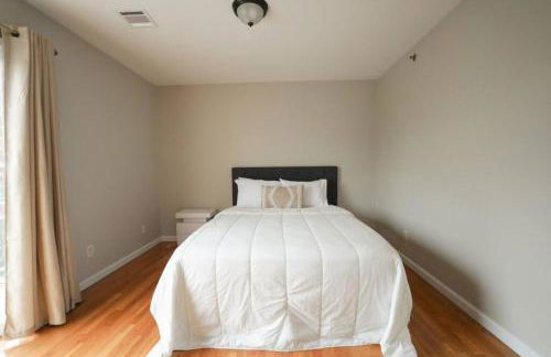 Newark Liberty Brick House - Private Bedroom 1 - Foto 8
