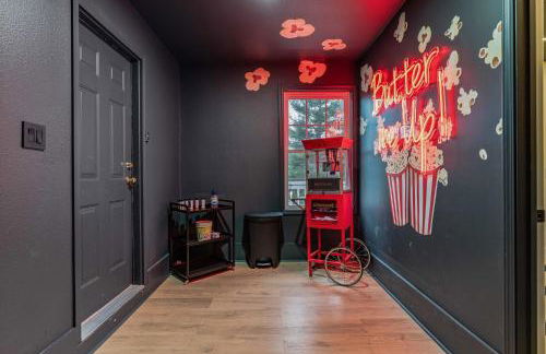 Newly Renovated Luxe Home near Asheville | Pool, Hot Tub, Theater & Games! - Foto 21