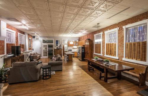 Elegant Loft-style Retreat in Old Firehouse Alley - Foto 11