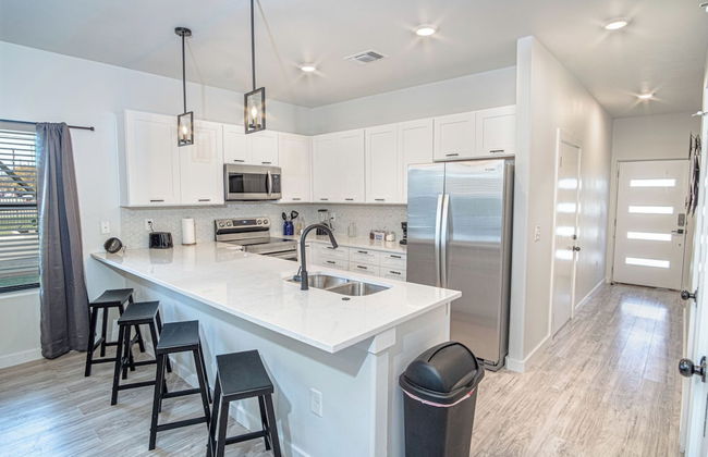 Spectacular 3 BR Plus 2 and a Half BA Apt Near Downtown - Foto 9