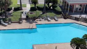 Sun-Kissed Stays - Photo 4