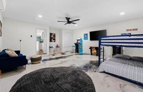 High End Design Home with Pool & Hot Tub Gameroom - Foto 8