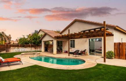 Desert Oasis w Pool Spa BBQ Outdoor Dining Under the Palms Calle Tolosa by AvantStay - Foto 1