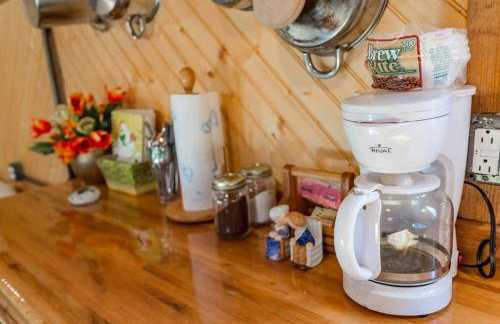 Hillbilly Chic Tiny House Near Nashville with WiFi, Kitchenette, Fire Pit & Trails - Foto 23