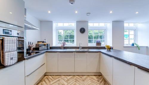 2-Bedroom Contractor Stay - Gated Parking & Fast WiFi - Foto 5, stove, pet friendly, minibar