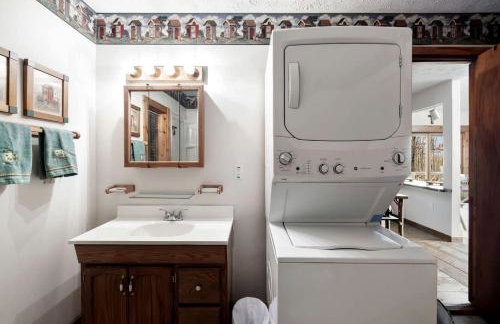 Lustrous Lakefront Cabin Oasis near Lake Ferndale in West Virginia - Foto 34