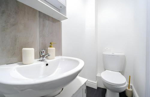 Stylish 3BR Derby Apartment - Sleeps 6, Central Location - Foto 42
