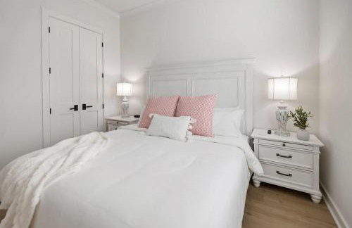 Seabreeze Haven 6 - Steps to Beach, Pet-Friendly, Pool, Fast WiFi - Photo 13