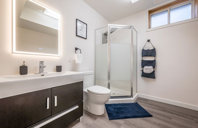 Spacious Newly Renovated 1 Bedroom Suite - Photo 24