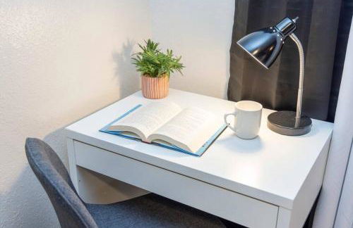 Rustic Luxe Loft , A King Bed Hideout with Edge - Foto 12