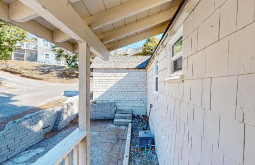 Relaxing Retreat with Deck, 1 Mi to Lake Arrowhead! - Foto 23