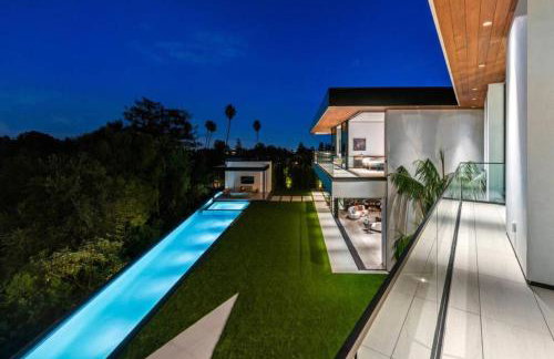 Luxurious 5BR Villa in BH with Pool, Theater, and Views - Foto 29