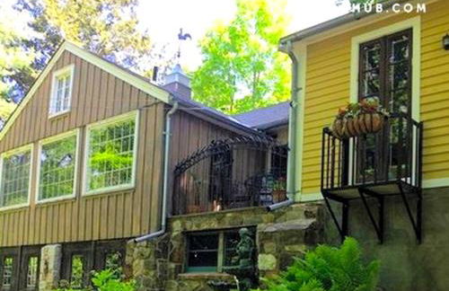 Luxurious Riverfront Cottage with a Hot Tub and a Fireplace near the Twin Lakes, Connecticut - Foto 1