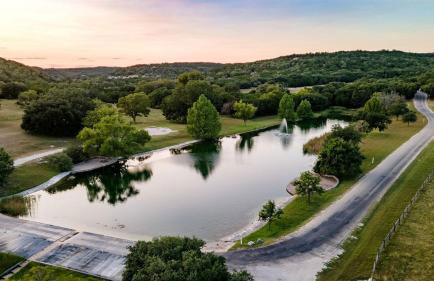 Pet-Friendly Glamping Cabin, with River Access in Ingram, Texas - Foto 9