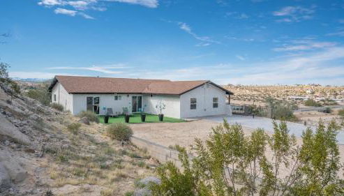 Desert Villa - EV, Hot Tub, Grill, Bar, Games, RV Parking in Twentynine Palms Downtown - Foto 3