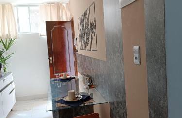 Barra - Espaçoso Apt frente Shopping Barra - 100 m2, 2 quartos, varanda, sala, banheiro e cozinha completa, 2 camas casal, 1 cama de solteiro, 1 sofá cama - Foto 34