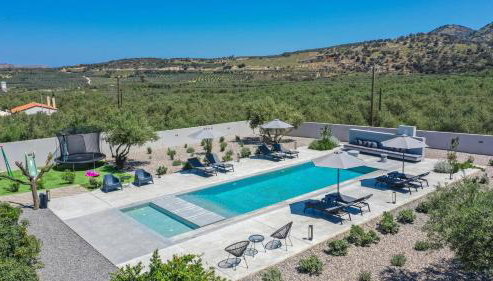 Nostra Terra Villa, 2-acre Secluded Nature Escape with Heated Pool, By ThinkVilla - Foto 2, sunbed