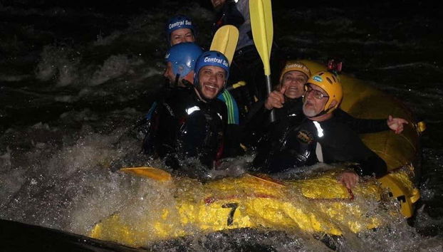 Diversión en el rafting nocturno