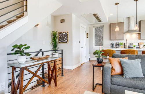 Walk to Mile High Stadium Modern Denver Townhome - Foto 8