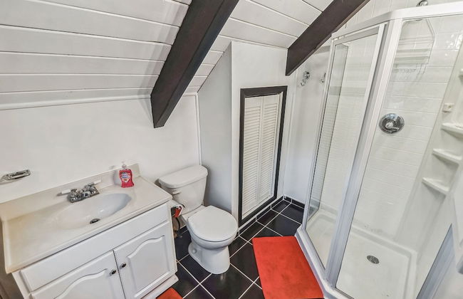 Poconos Chalet Newly Renovated, Great Location 4 Bedroom Home by RedAwning - Foto 19