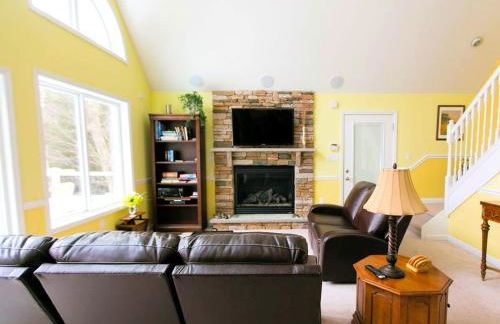 Stunning Weekend Getaway near Hickory Run State Park in Pennsylvania - Photo 5