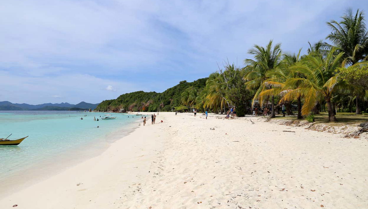 Passeando por uma das praias de Malcapuya
