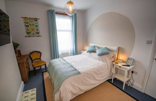 Spacious Victorian 4 Bed l Cocktail Bar Spa Bath Workspaces - Photo 12