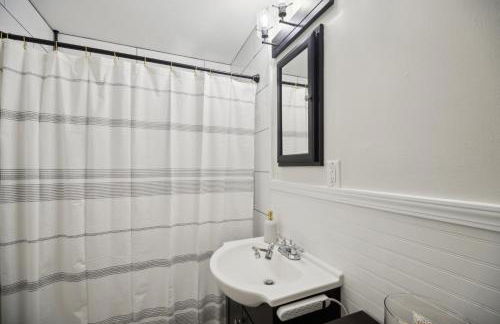 Comfy Coastal Getaway with Modern Comforts home - Foto 25