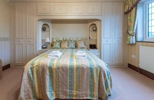 Tudor Style Seafront Home Sea Views Shoebury - Pass the Keys - Foto 6