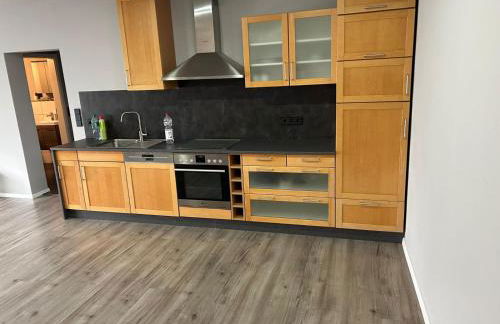 Gemütliche Ferienwohnung mit 1 Schlafzimmer, Wohnzimmer mit Schlafcouch & voll ausgestattete Küche - Foto 1