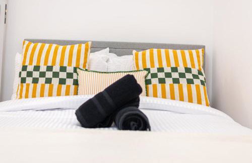 Amanah Properties - Elegant 4-Bedroom Home in Wembley with Parking, Perfect for Contractors - Foto 3