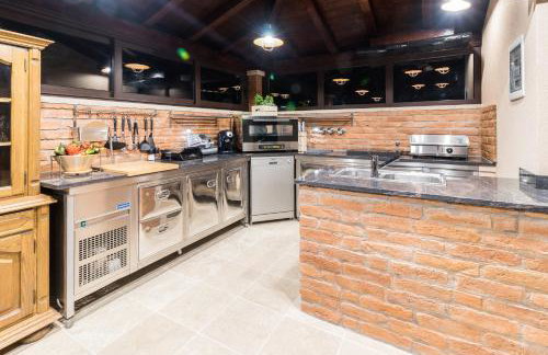 Superb villa Maxima with private pool, sauna, jacuzzi, playground for up to 18 persons, extra pool heating available - Foto 8